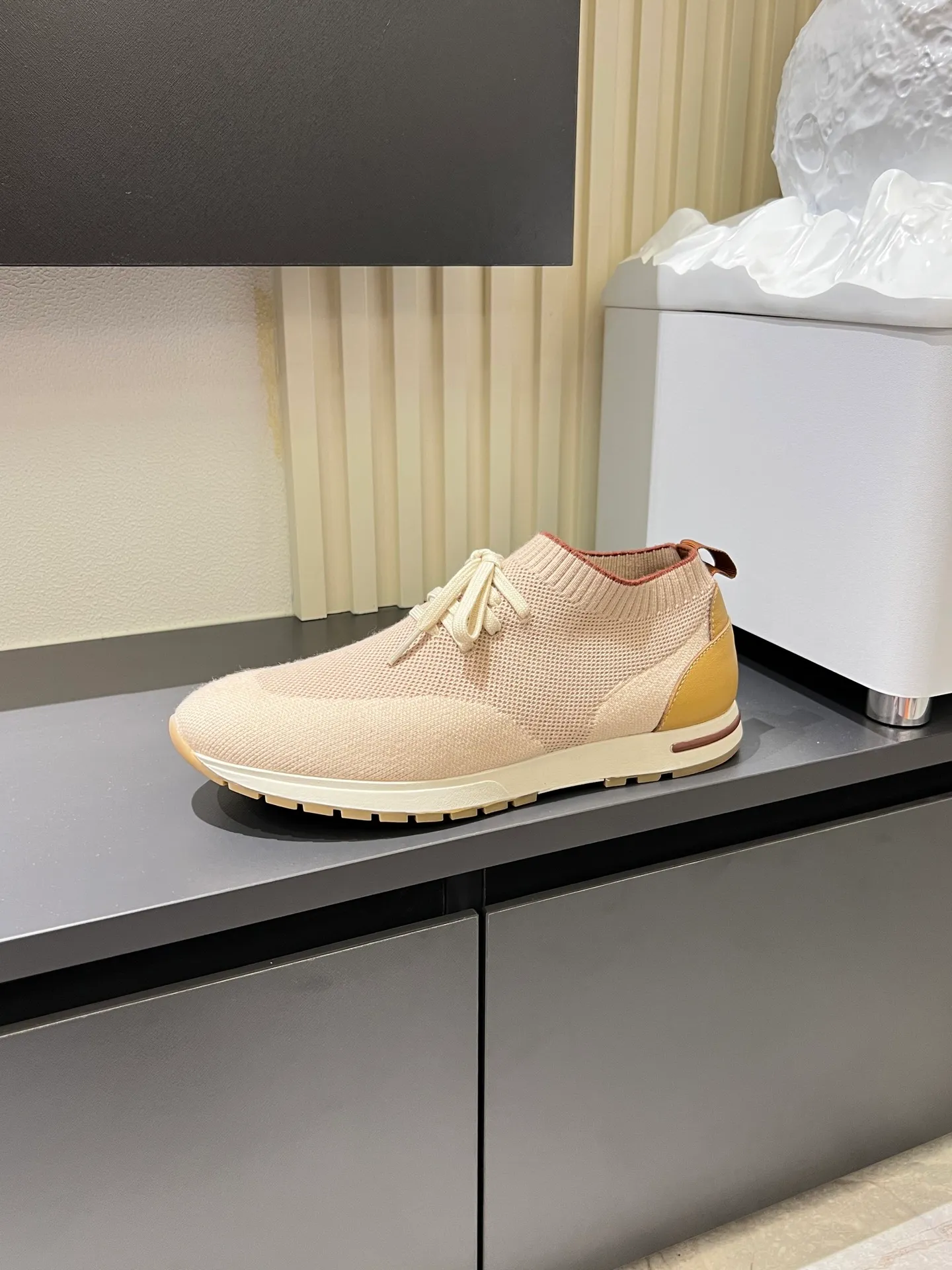 Men's Men's Shoes 💰p380 Loro Men's Shoes 💰piana/Noyo Piana 360 L Men's Shoes 💰p Flexy Walk Men's Sports Shoes These sports shoes are made of knitted wool uppers, and the heel is wrapped in smooth calf leather. Merino sheep are selected from Australia and New Zealand. The upper is machine-woven like a sweater, and then equipped with a white rubber outsole and a Kummel-colored sole. It is both beautiful and non-slip. The fabric is 100% cashmere and the insole is calf leather. It is super comfortable on the feet! Comes with full original packaging! Multiple colors available! Size: 38-44 (45 customized)